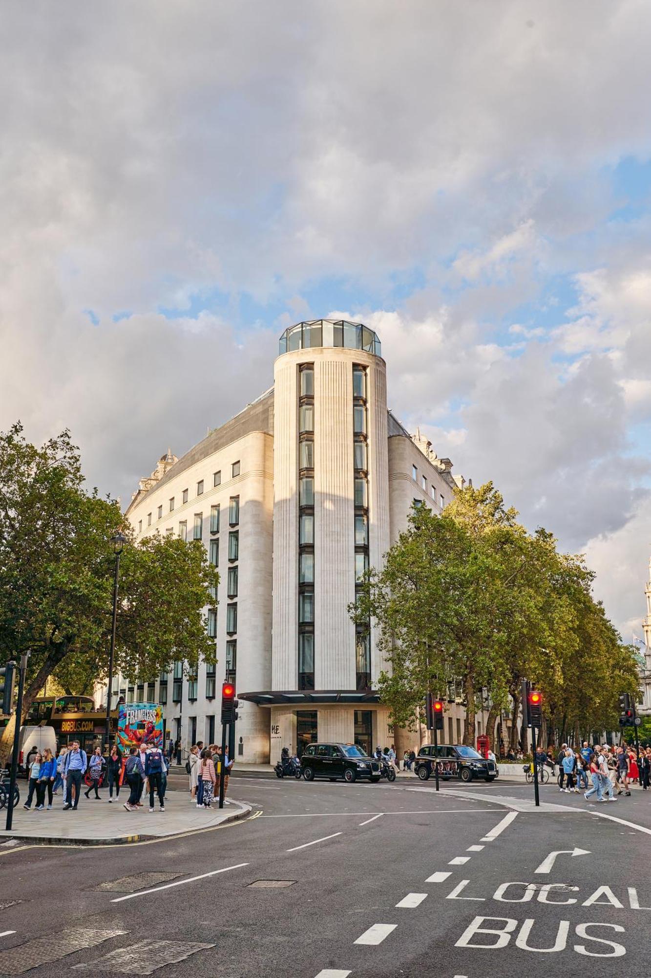 Me London By Melia - Covent Garden Hotel Buitenkant foto The former headquarters of the BBC Television Centre, now the BBC Television Centre, on the corner of Langham Place and Portland Road.
