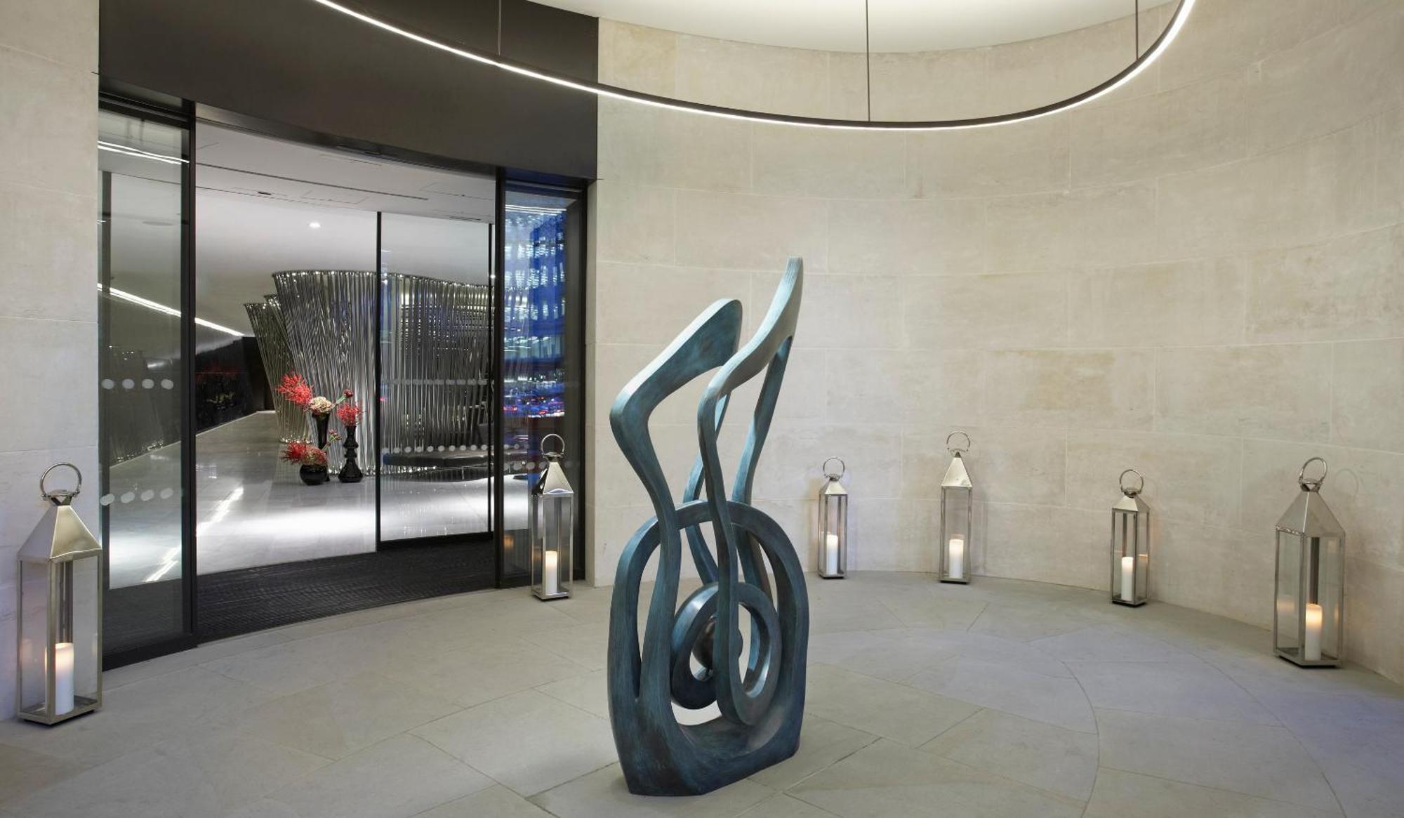 Me London By Melia - Covent Garden Hotel Buitenkant foto The sculpture in the entrance of the Mandarin Oriental, London