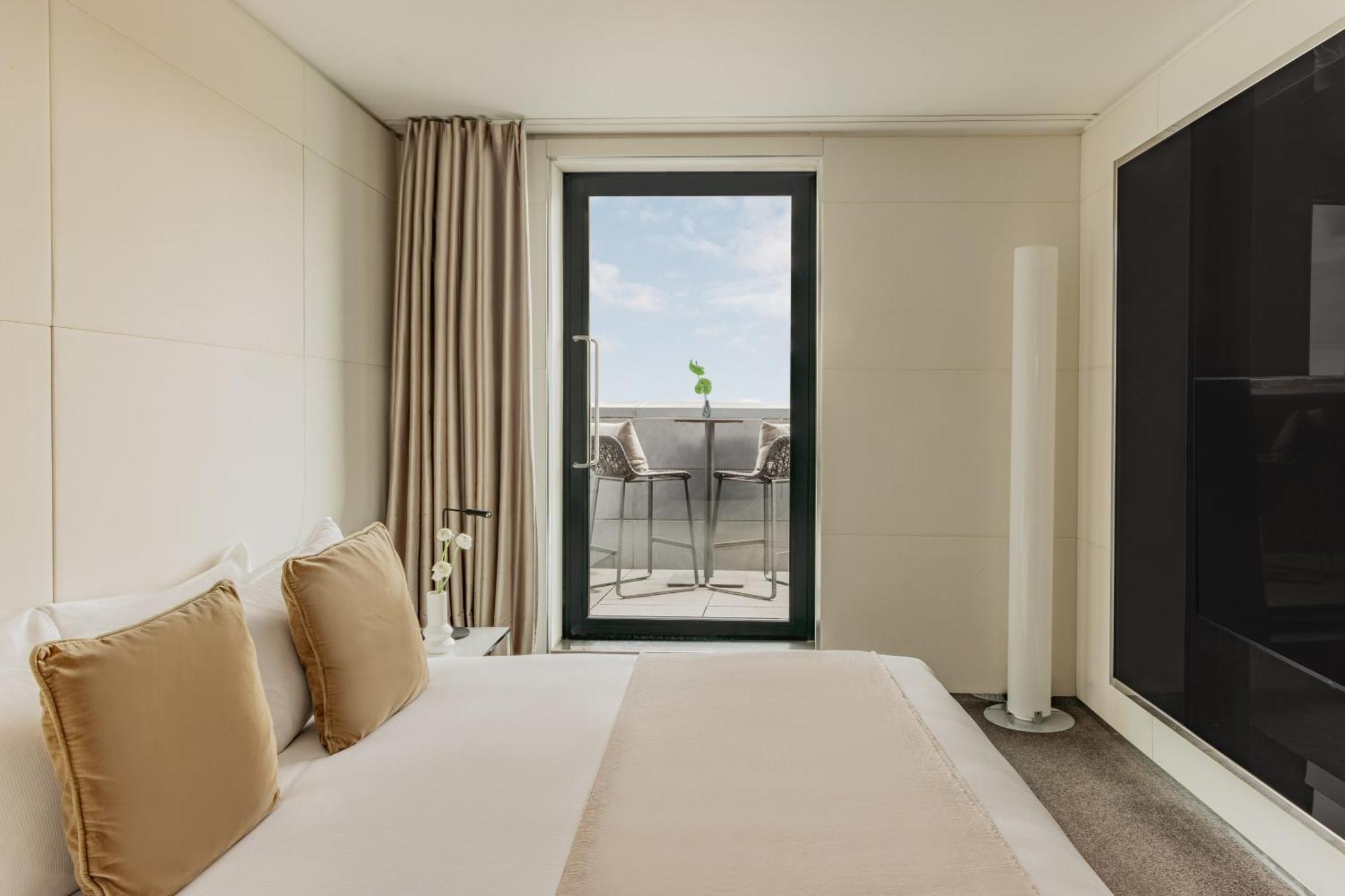 Me London By Melia - Covent Garden Hotel Buitenkant foto A bedroom at the hotel