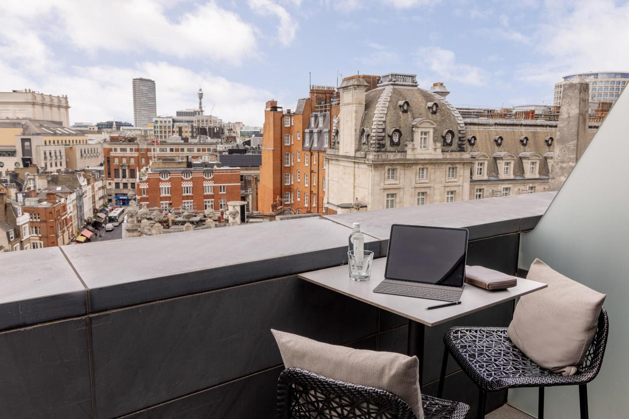 Me London By Melia - Covent Garden Hotel Buitenkant foto View from the balcony of a suite at the hotel