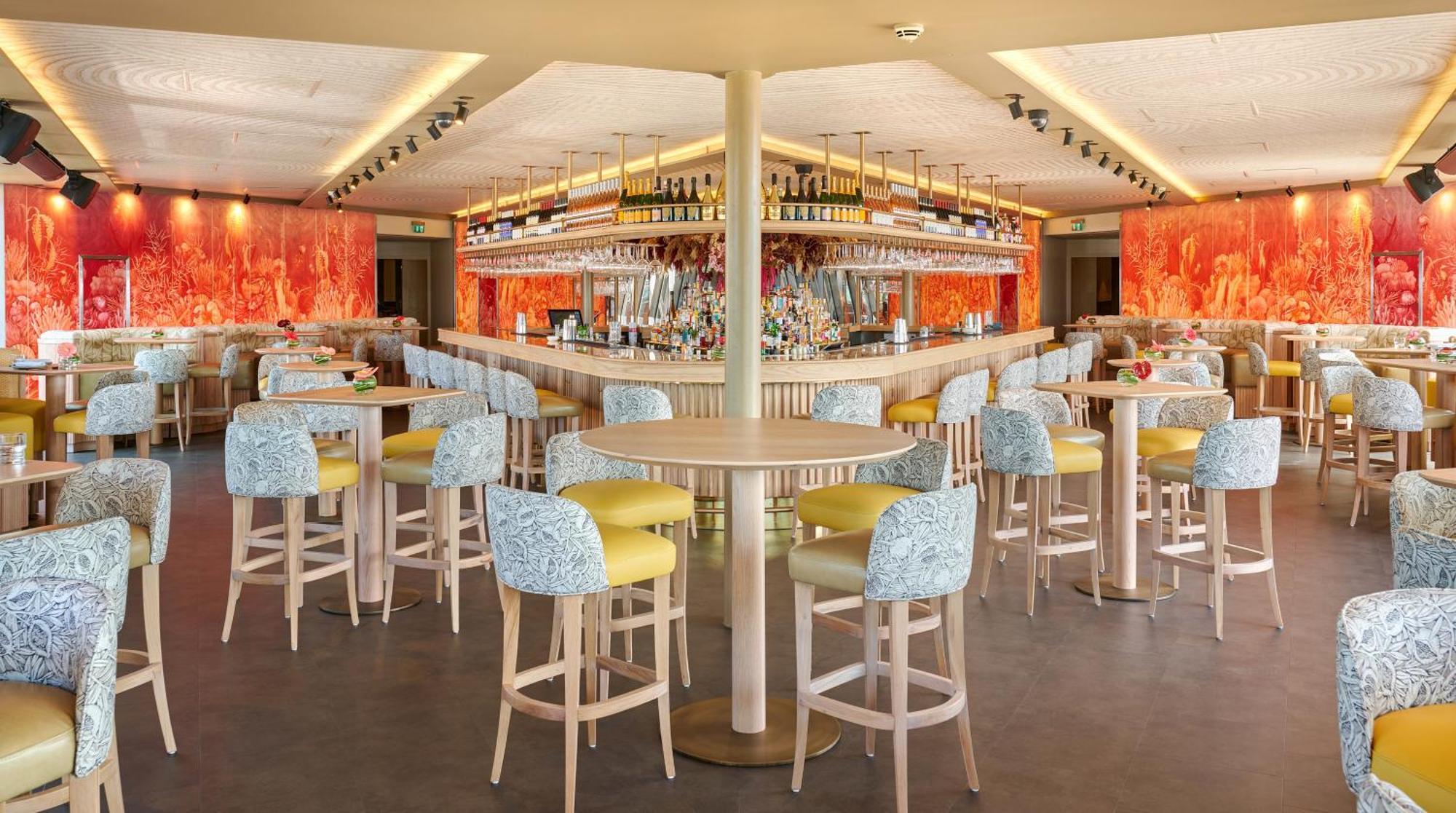 Me London By Melia - Covent Garden Hotel Buitenkant foto The bar on board